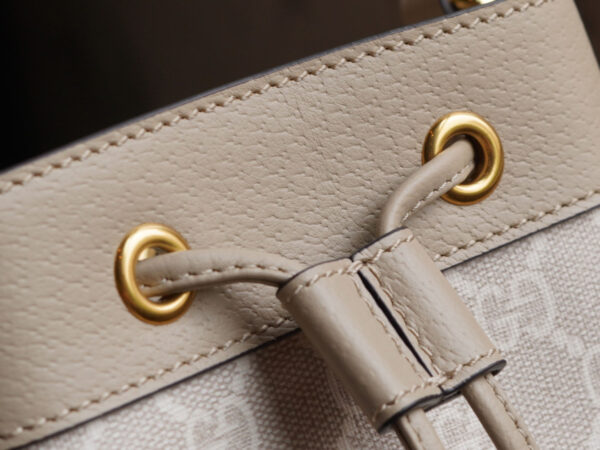 Gucci beige ‘Ophidia Mini’ bucket bag viền Xanh