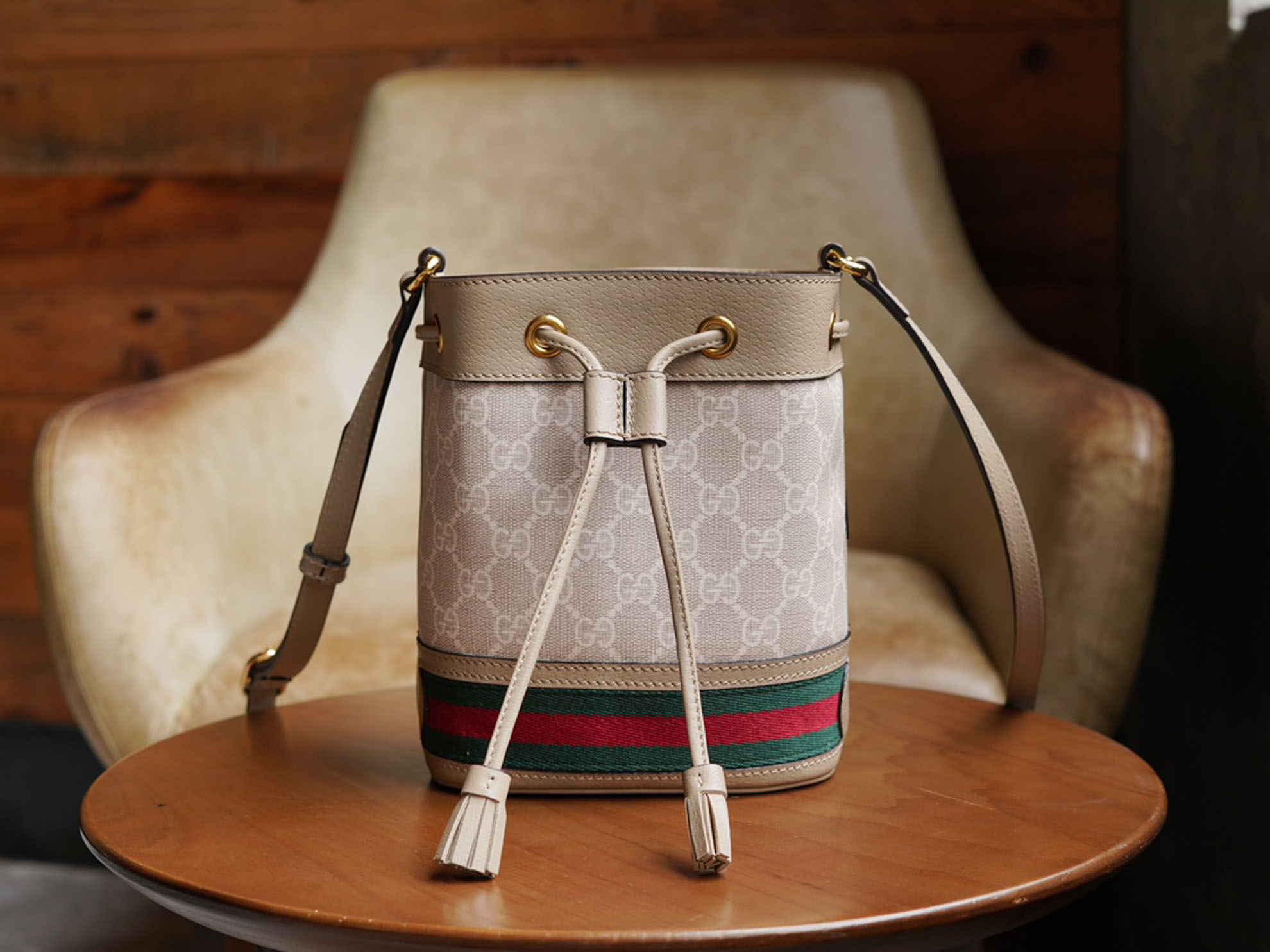 Gucci beige ‘Ophidia Mini’ bucket bag viền Xanh