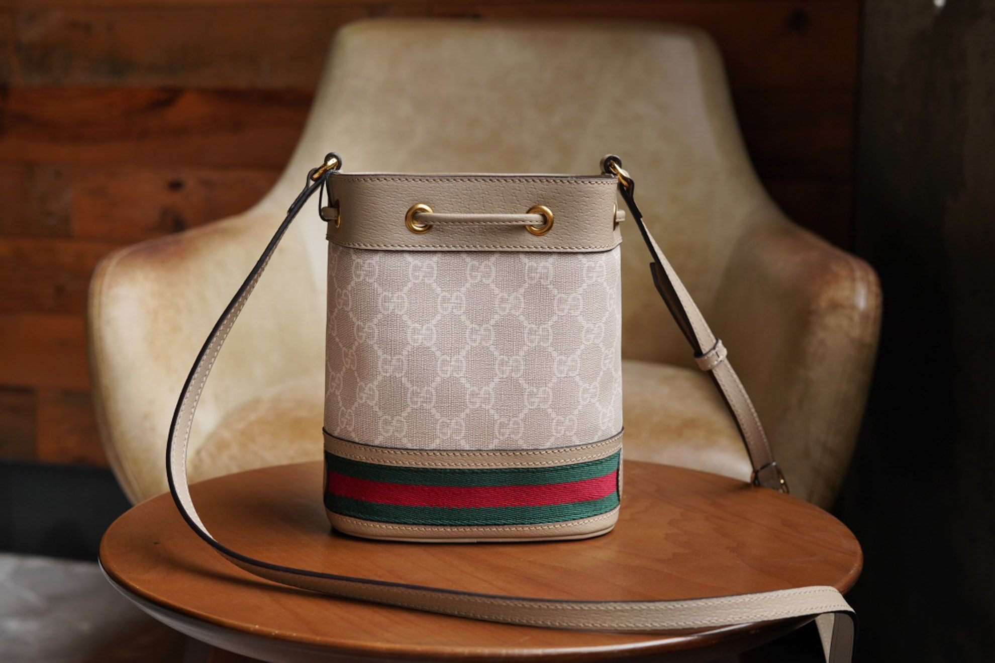 Gucci beige ‘Ophidia Mini’ bucket bag viền Xanh