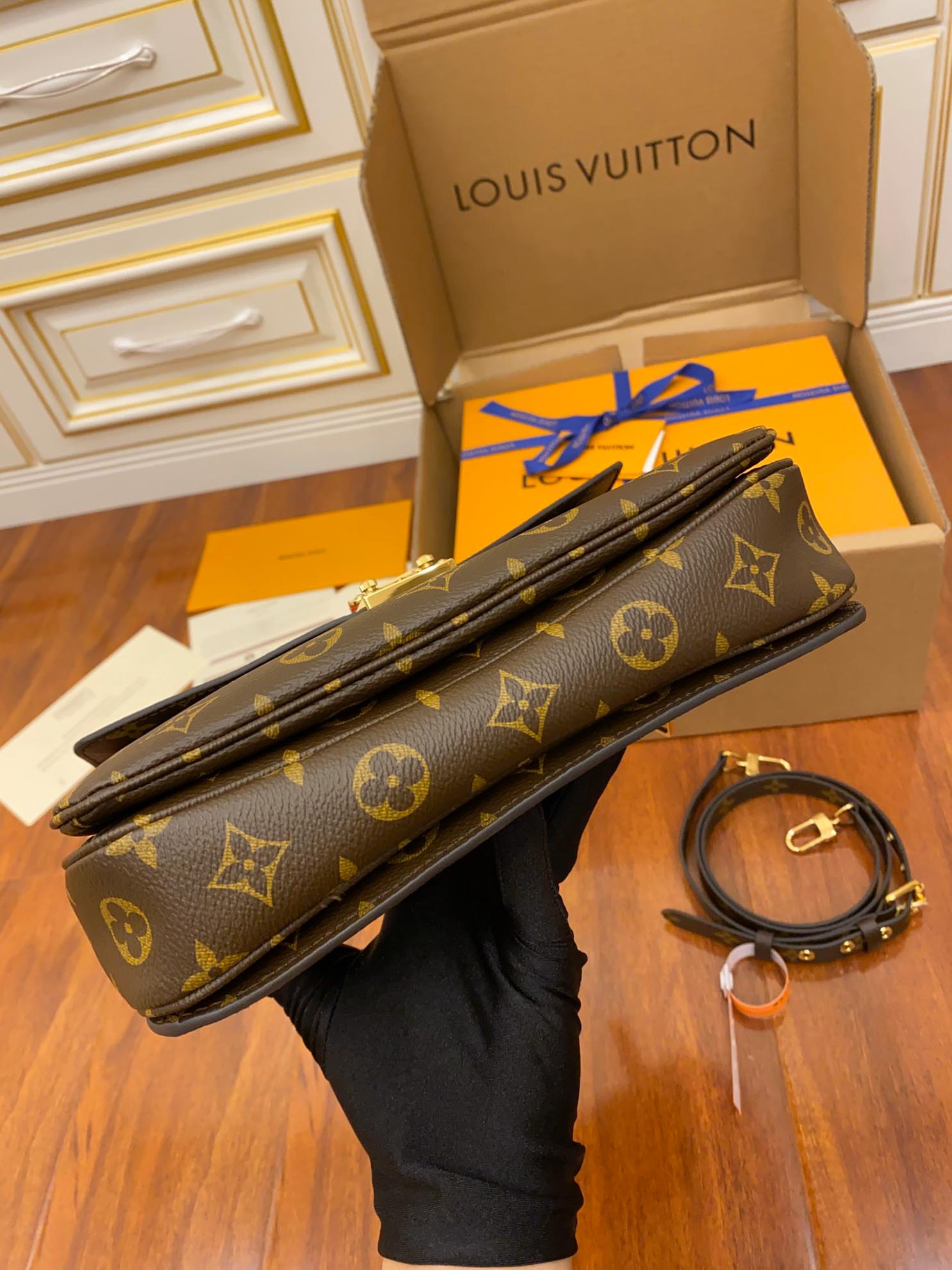 LOUIS VUITTON Pochette Metis Shoulder Bag