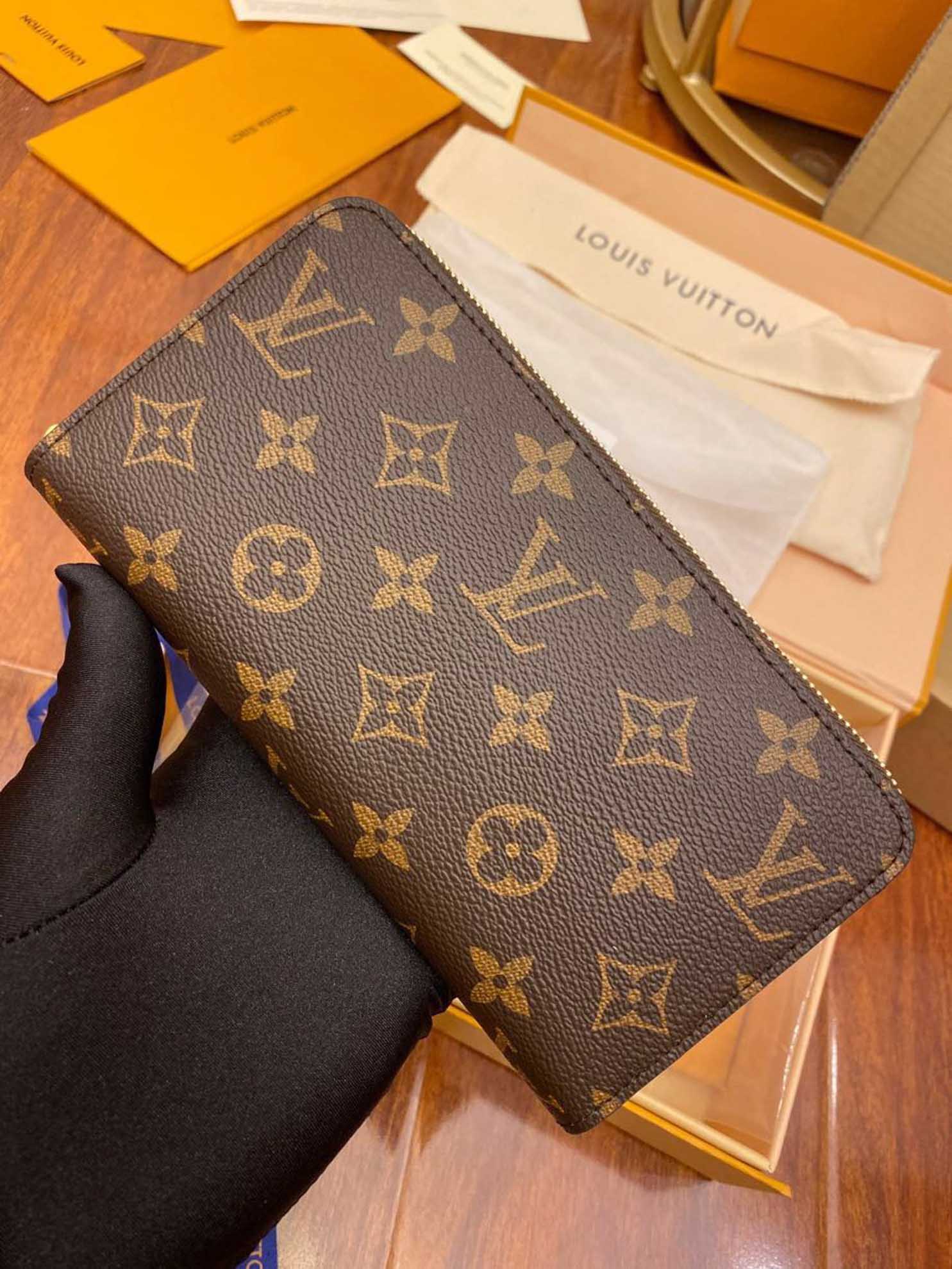 Louis Vuitton Zippy Wallet Monogram 