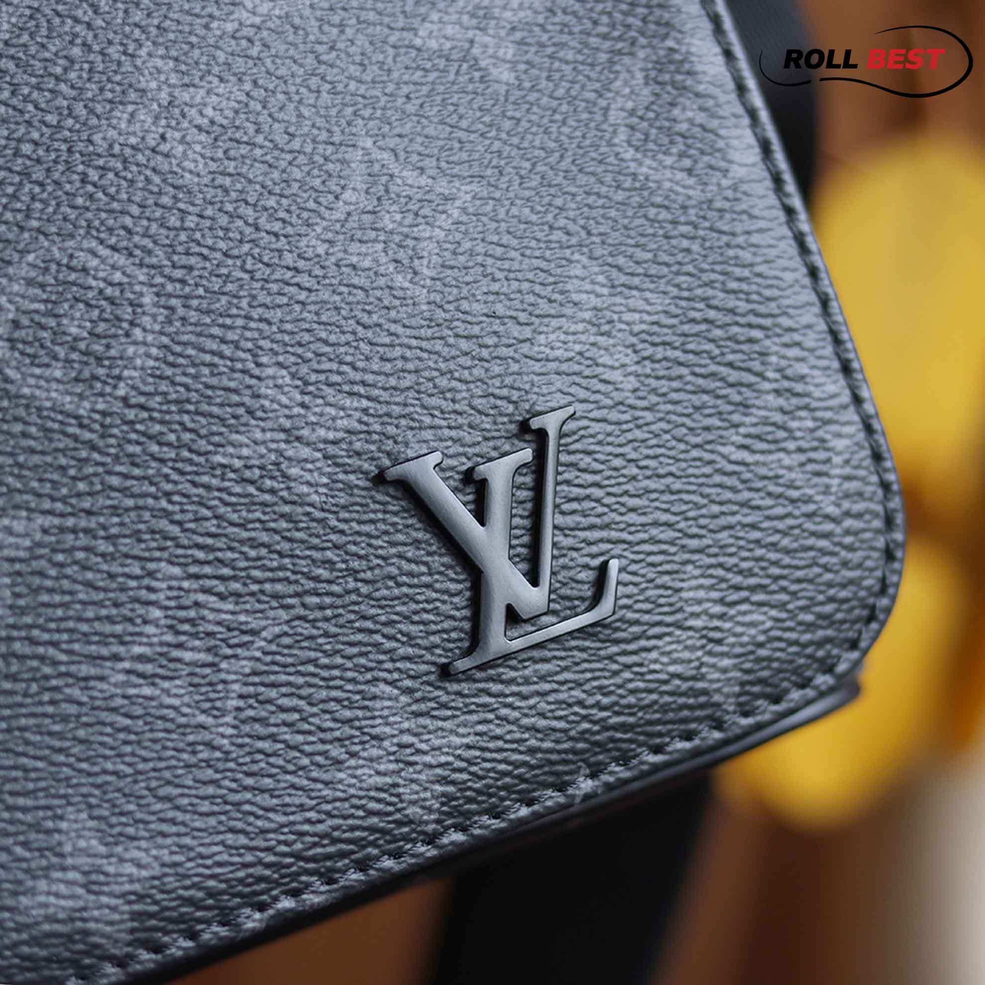 Túi đeo chéo LV District Monogram Eclipse MM Black