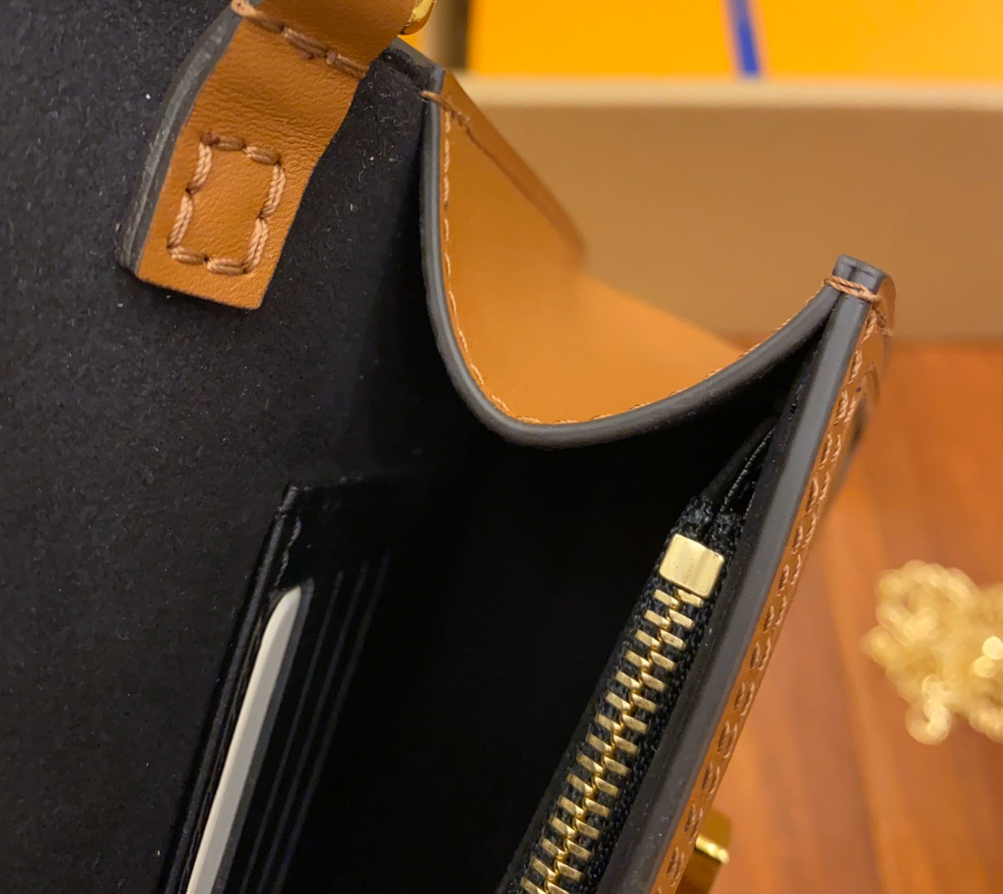 Túi Đeo Chéo Nữ Louis Vuitton LV Dauphine Chain Wallet Monogram Bag