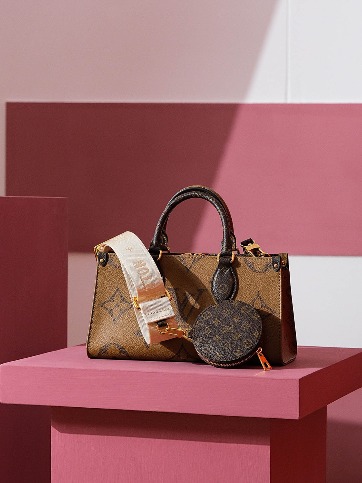 Túi Đeo Chéo Nữ Louis Vuitton LV OnTheGo East West 