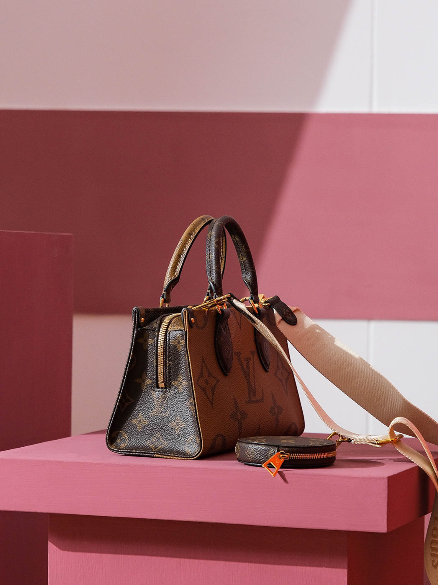 Túi Đeo Chéo Nữ Louis Vuitton LV OnTheGo East West 