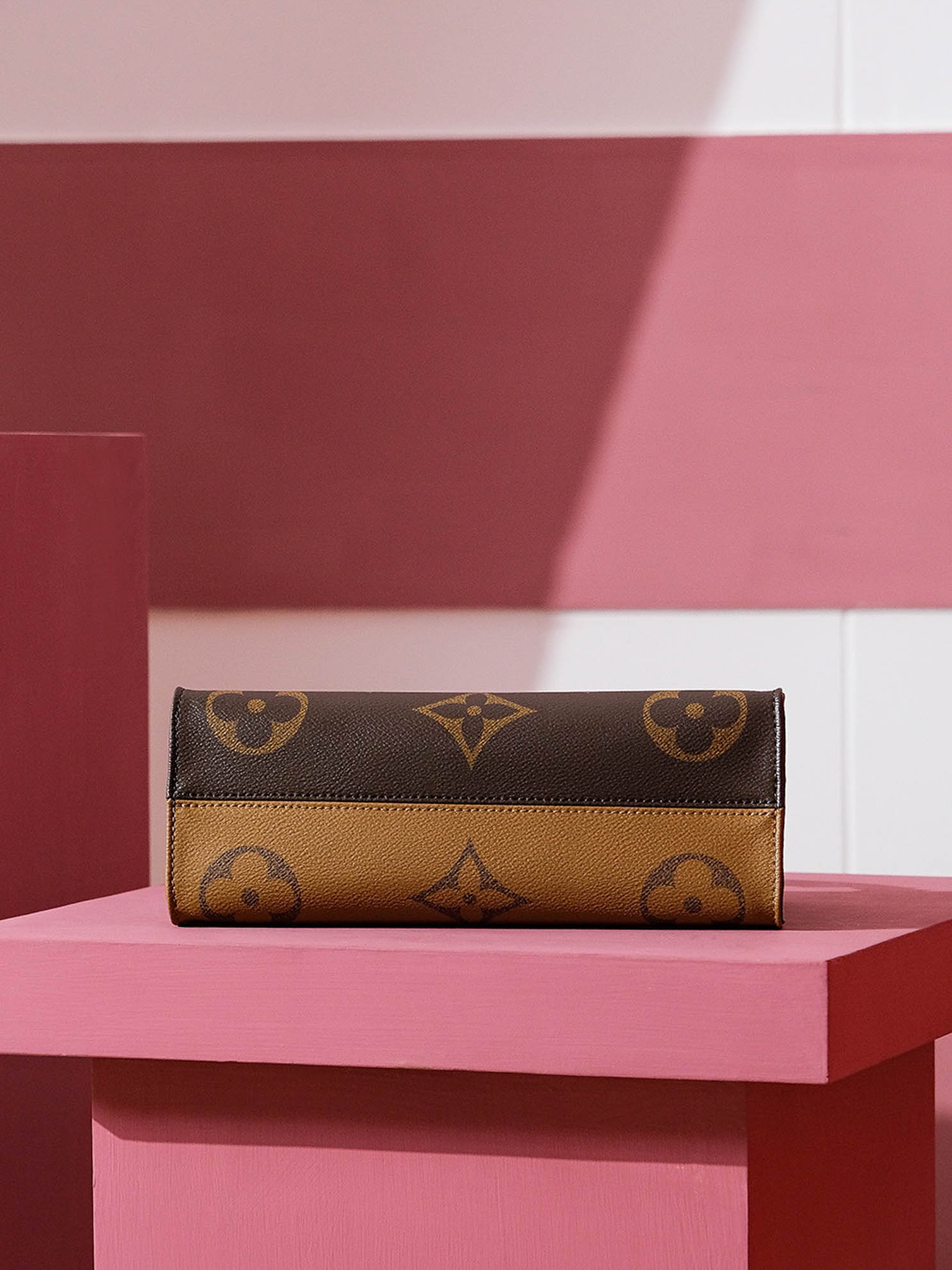 Túi Đeo Chéo Nữ Louis Vuitton LV OnTheGo East West 