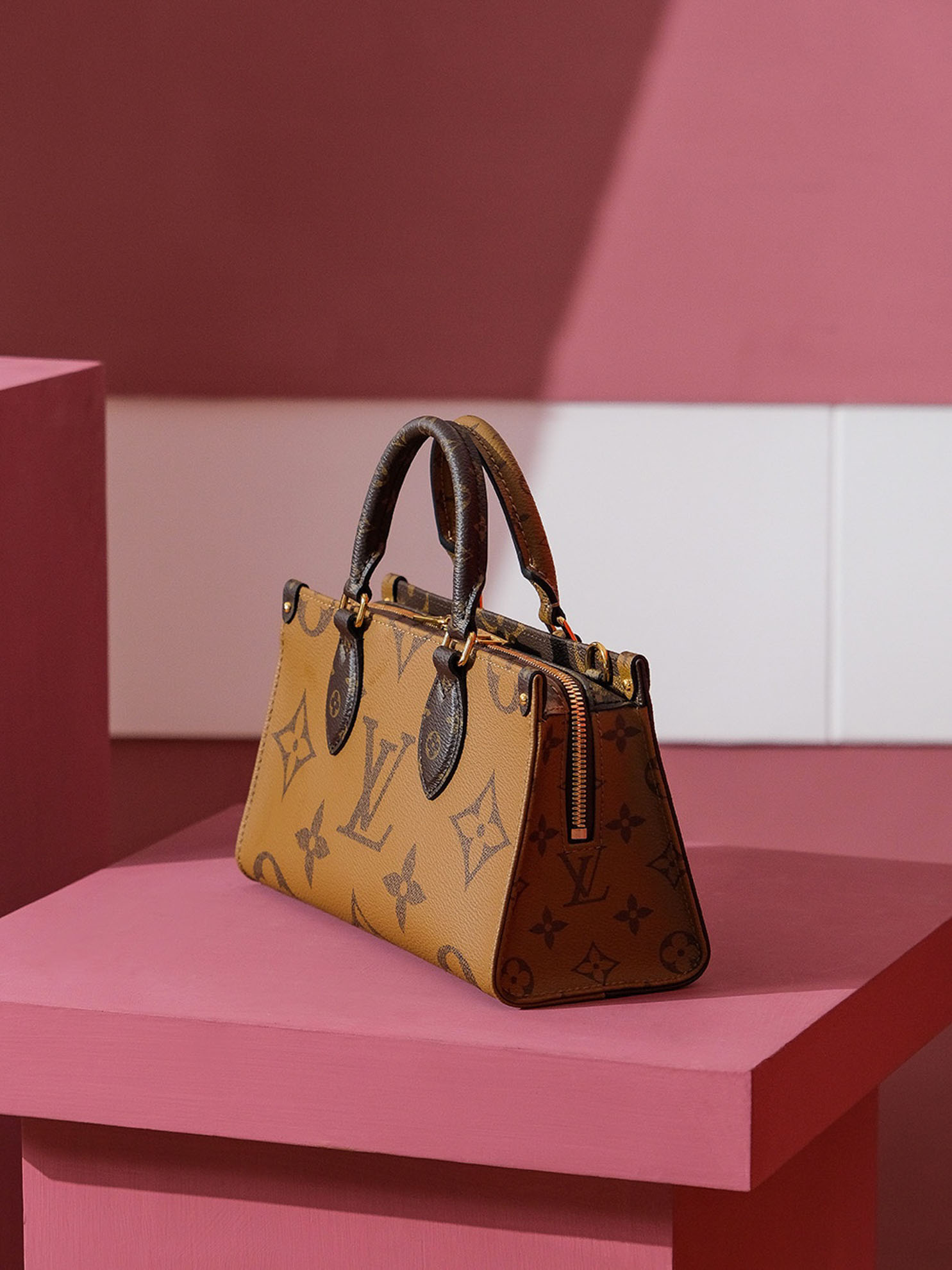 Túi Đeo Chéo Nữ Louis Vuitton LV OnTheGo East West 