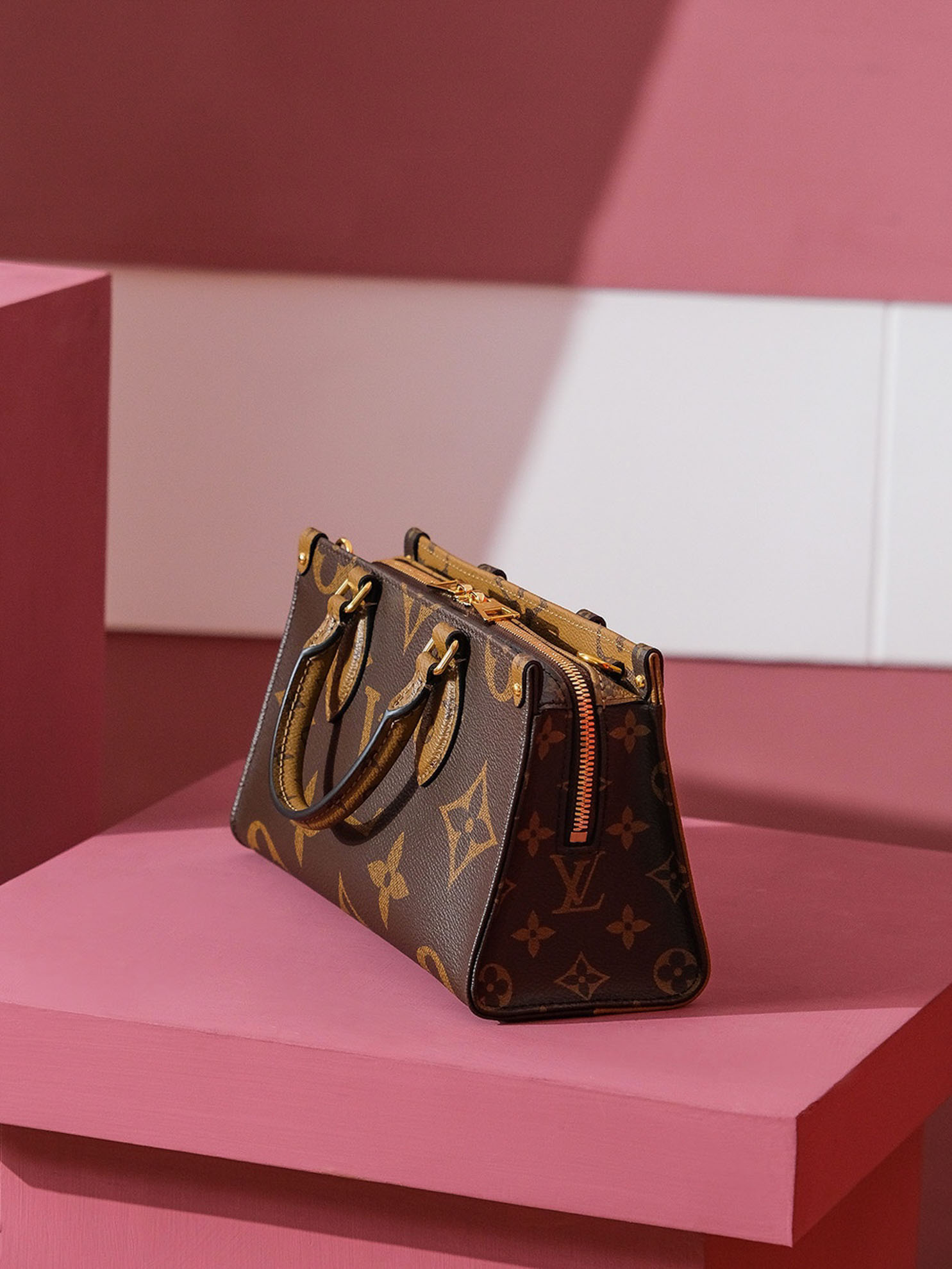 Túi Đeo Chéo Nữ Louis Vuitton LV OnTheGo East West 