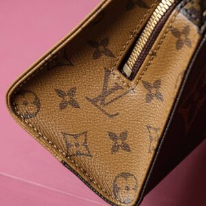 Túi Đeo Chéo Nữ Louis Vuitton LV OnTheGo East West