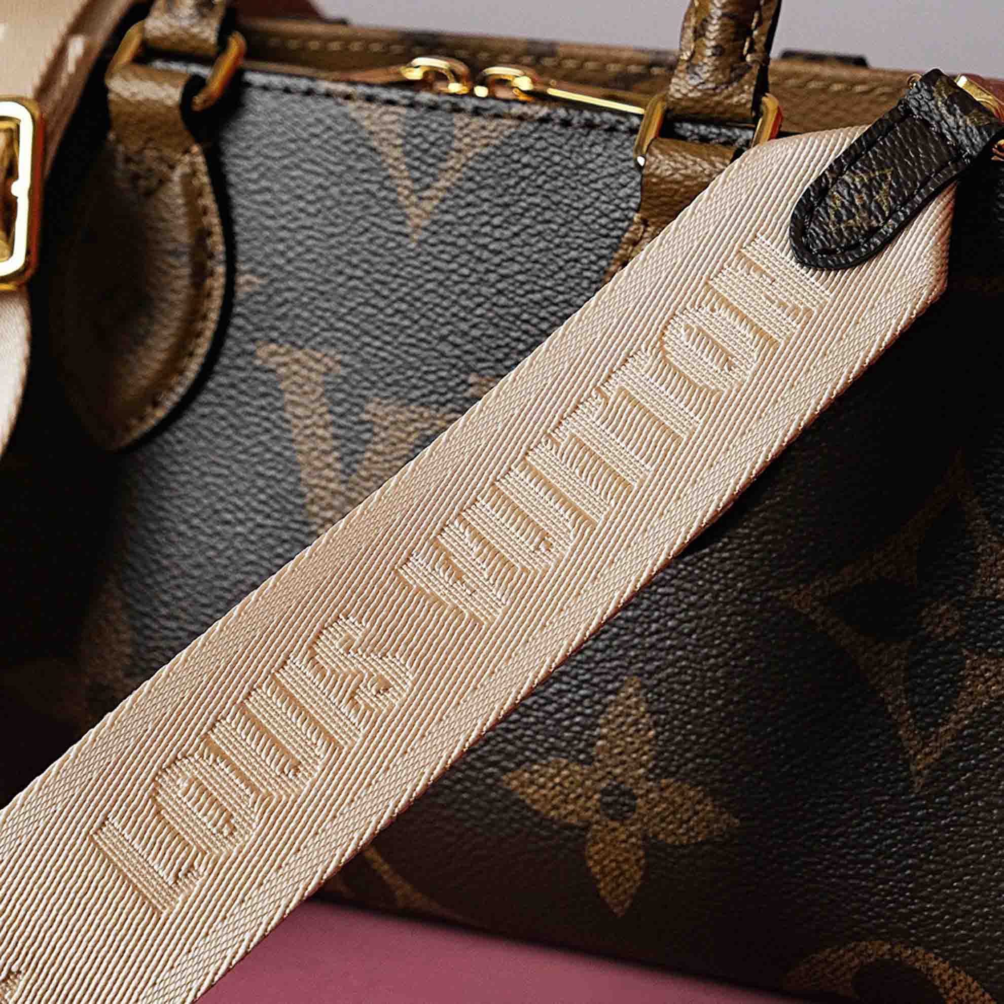 Túi Đeo Chéo Nữ Louis Vuitton LV OnTheGo East West 