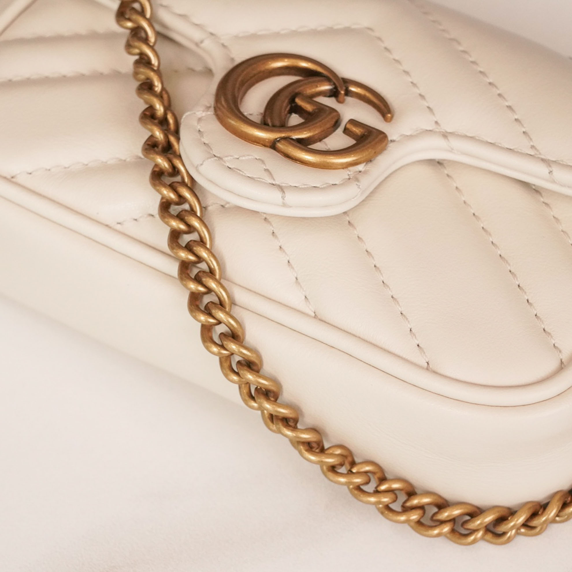 Túi Gucci GG Marmont Matelassé Leather Super Mini White Chevron Leather