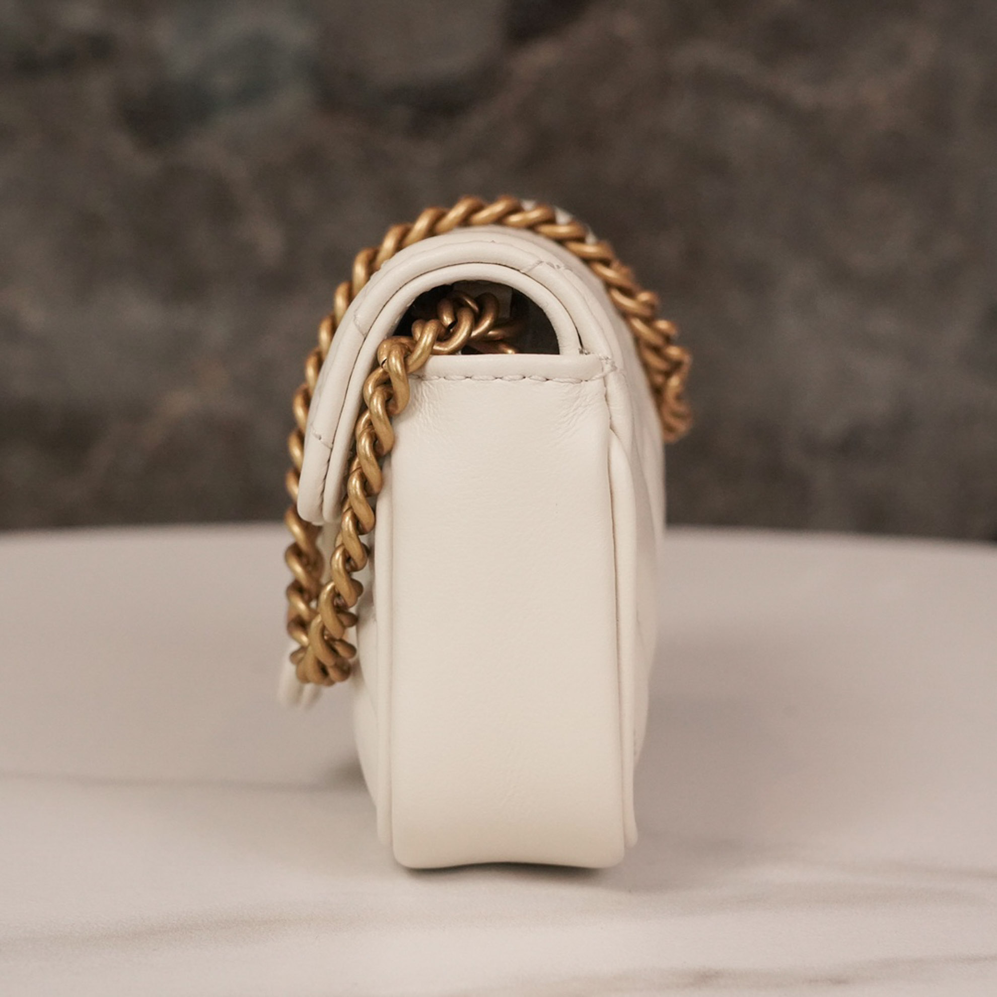 Túi Gucci GG Marmont Matelassé Leather Super Mini White Chevron Leather