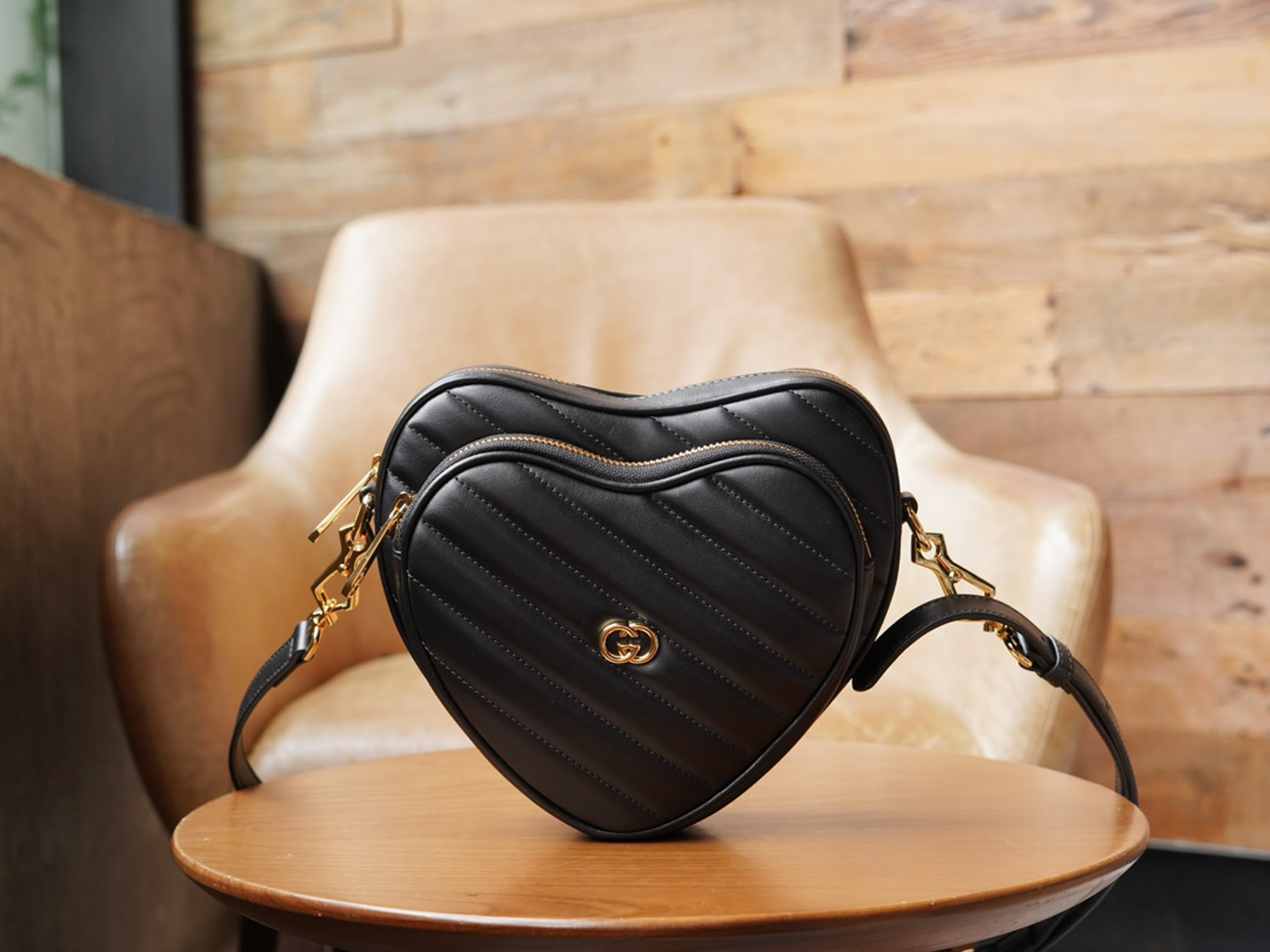 Túi Gucci Women's Black Interlocking G Mini Heart Leather Bag