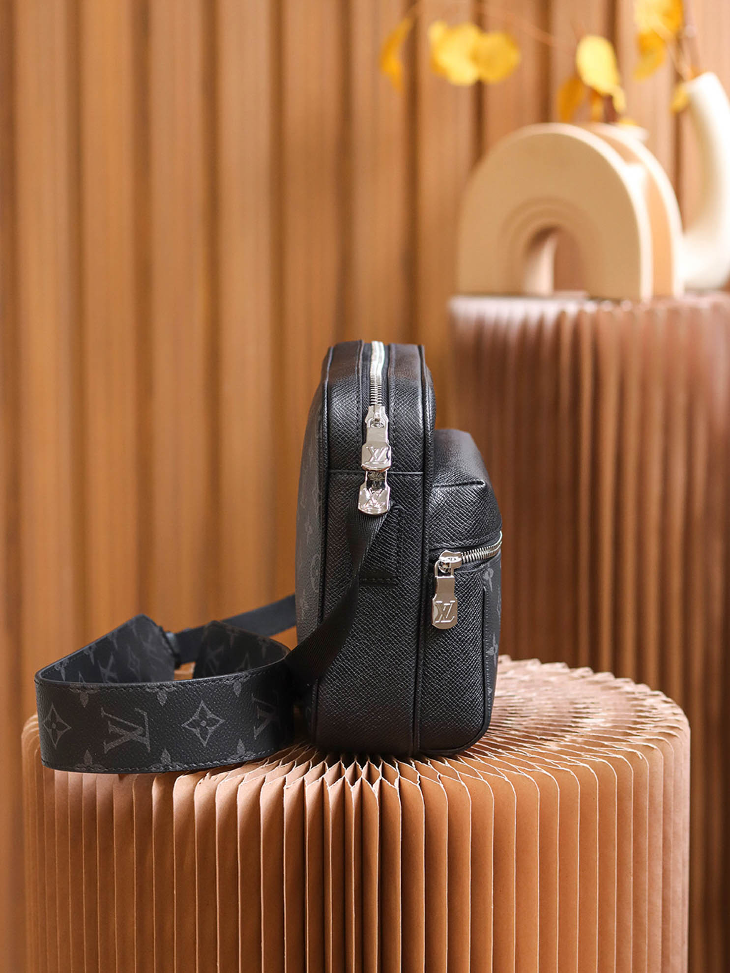 Túi Louis Vuitton Outdoor Messenger Bag ‘Black’ 