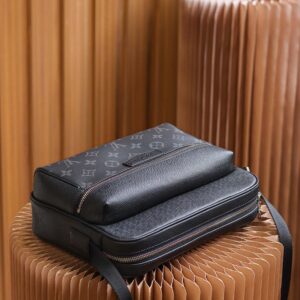 Túi Louis Vuitton Outdoor Messenger Bag ‘Black’
