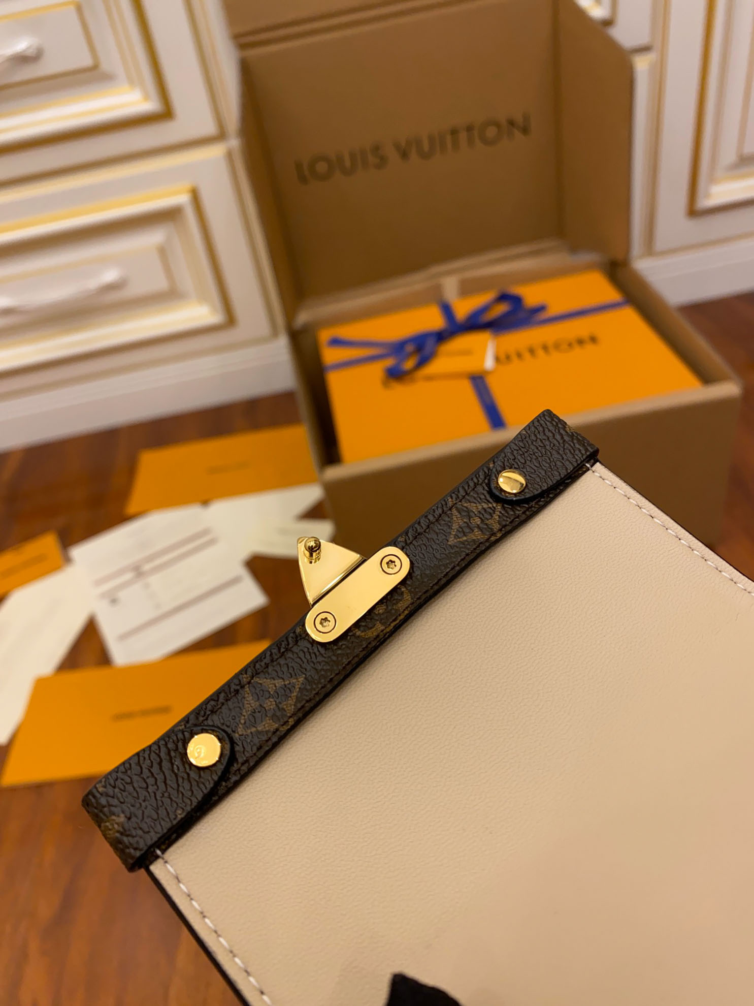 Túi Louis Vuitton Pochette Trunk Verticale