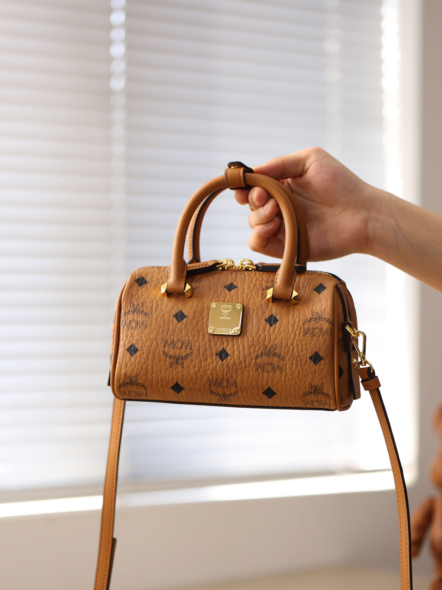 Túi MCM Essential Boston Bag Visetos Cognac