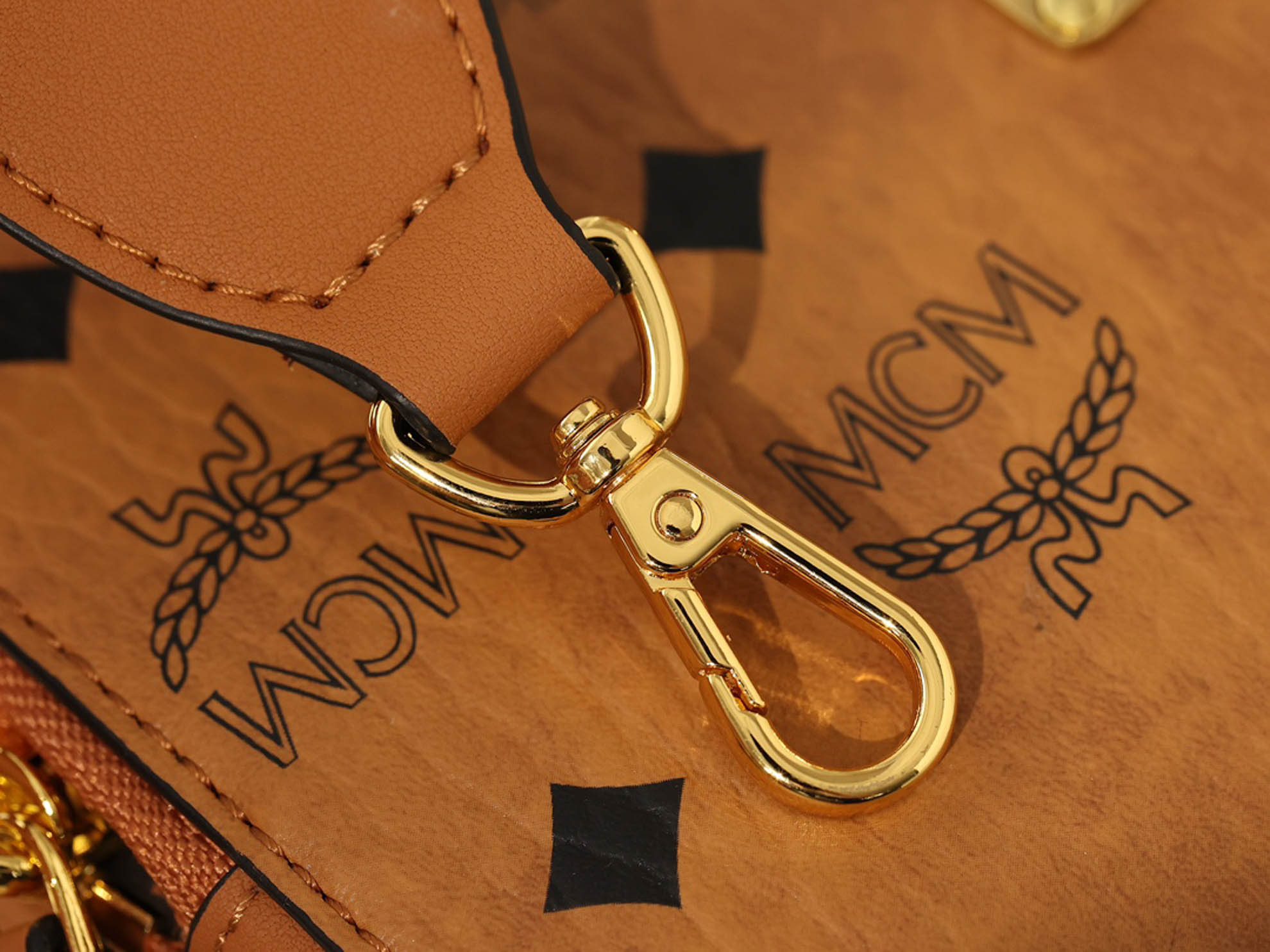 Túi MCM Klassik Crossbody in Visetos Cognac