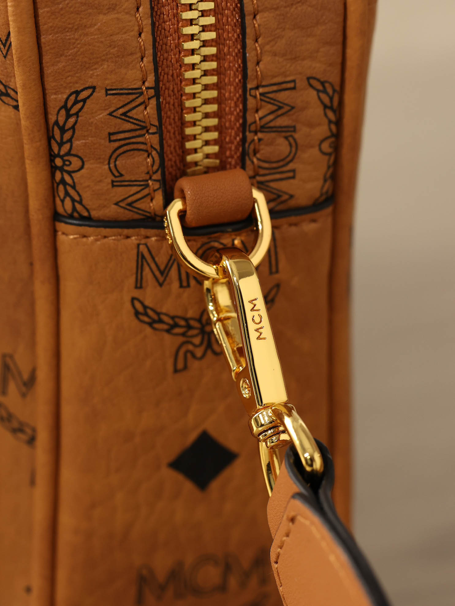 Túi MCM Klassik Crossbody in Visetos Cognac