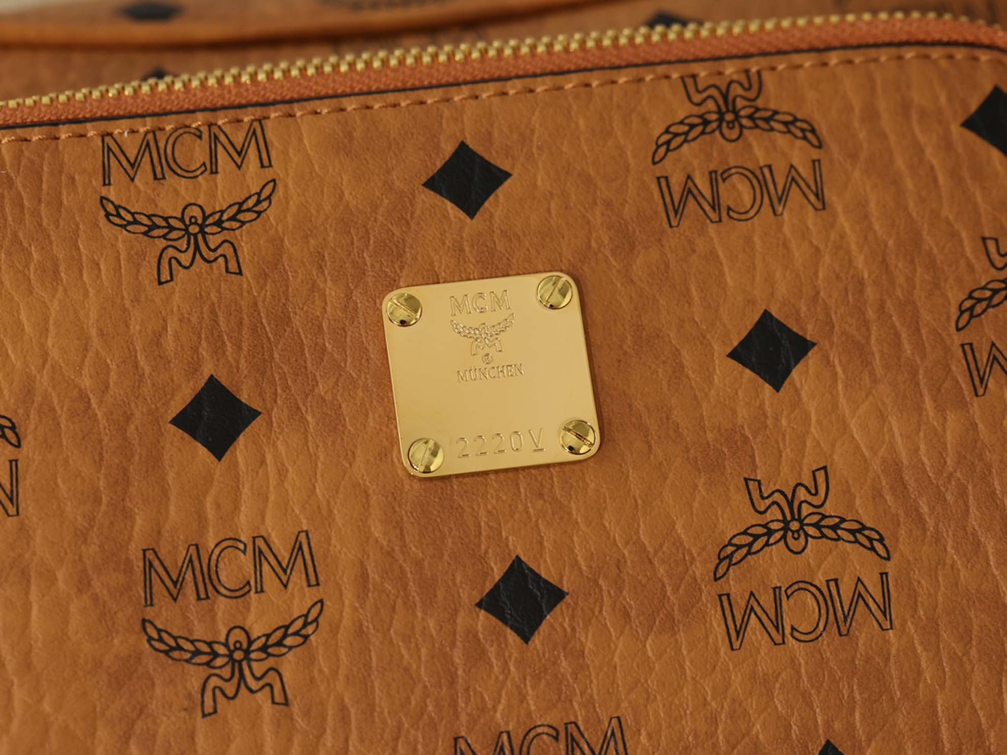 Túi MCM Klassik Crossbody in Visetos Cognac