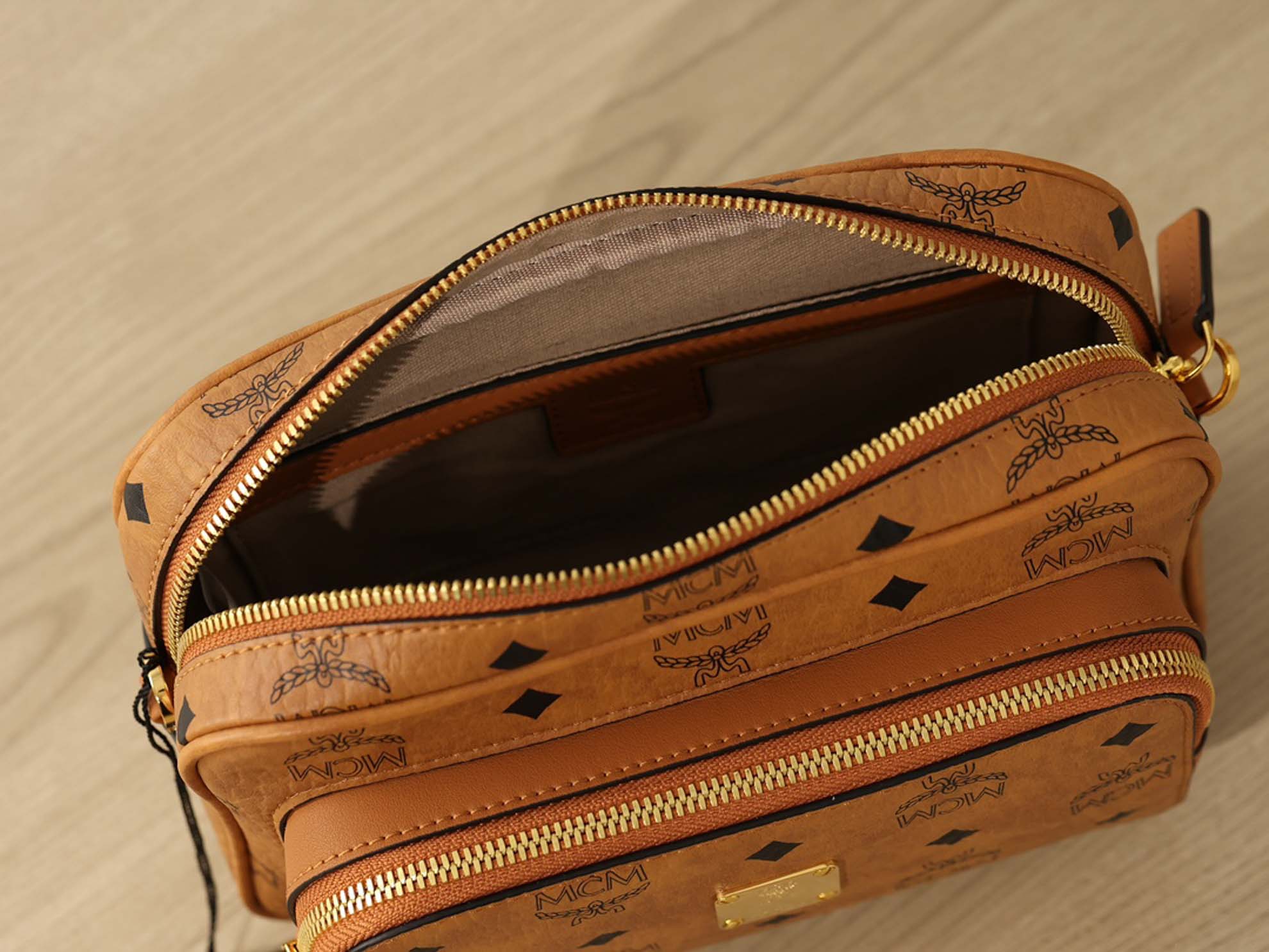 Túi MCM Klassik Crossbody in Visetos Cognac