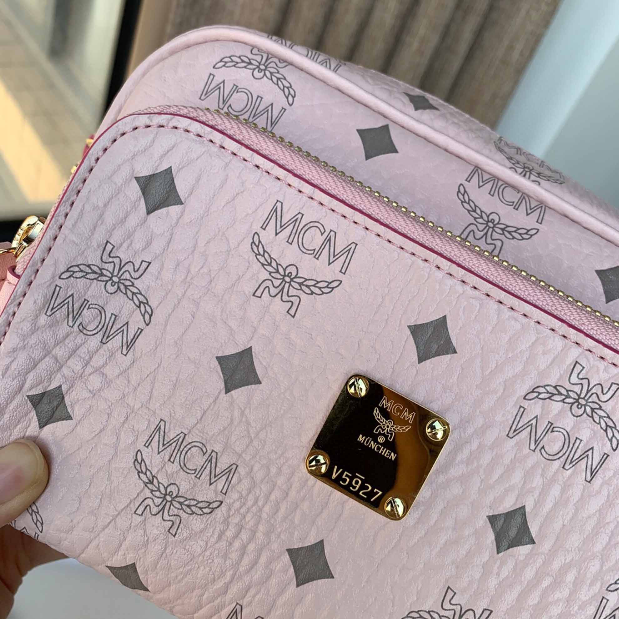 Túi MCM Klassik Crossbody in Visetos Pink