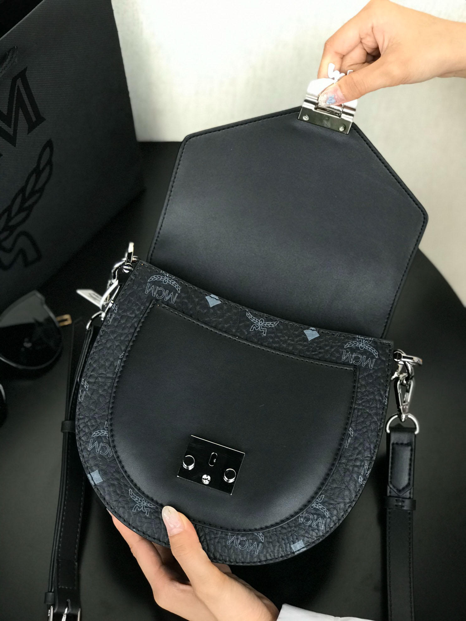 Túi MCM Patricia Round Crossbody Wallet in Visetos Black