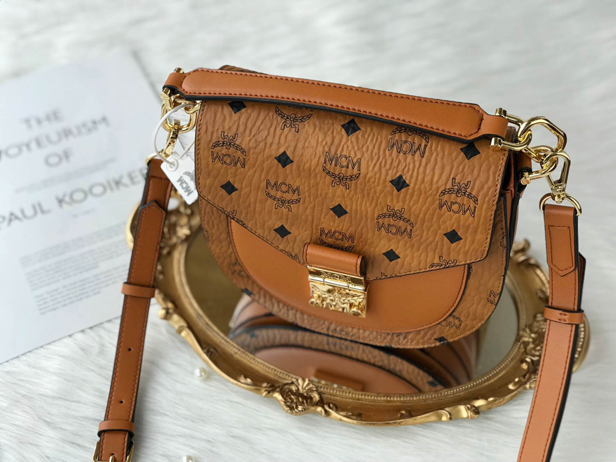 Túi MCM Patricia Round Crossbody Wallet in Visetos Cognac