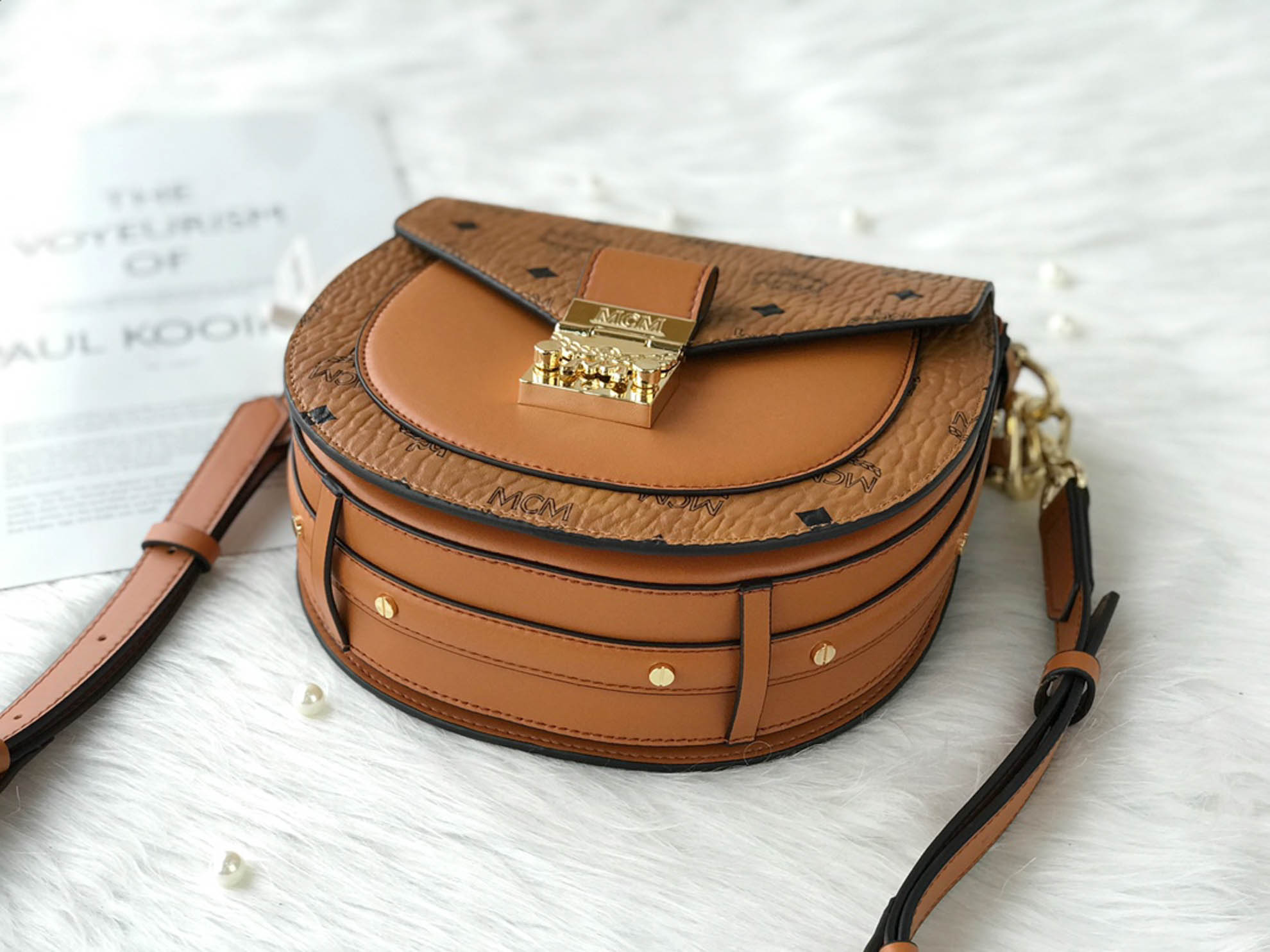 Túi MCM Patricia Round Crossbody Wallet in Visetos Cognac