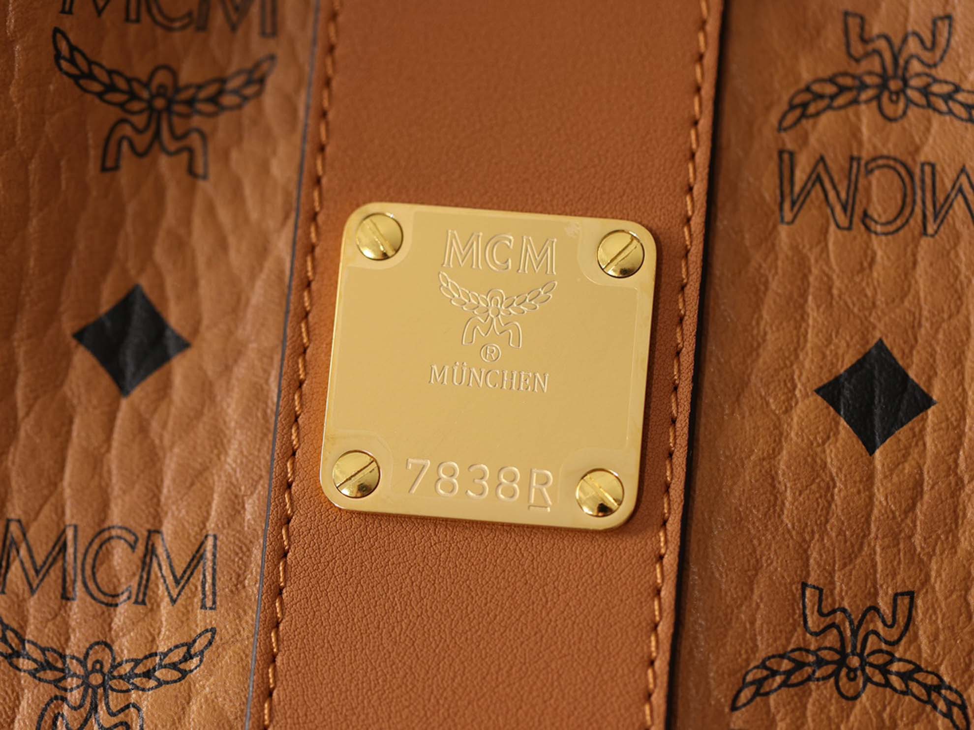 Túi MCM Reversible Liz Shopper in Visetos Cognac