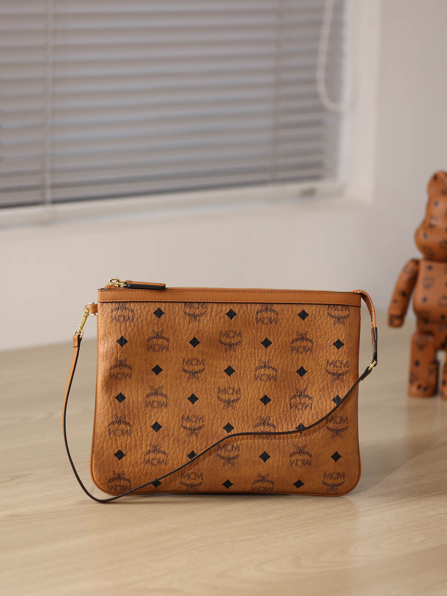 Túi MCM Reversible Liz Shopper in Visetos Cognac