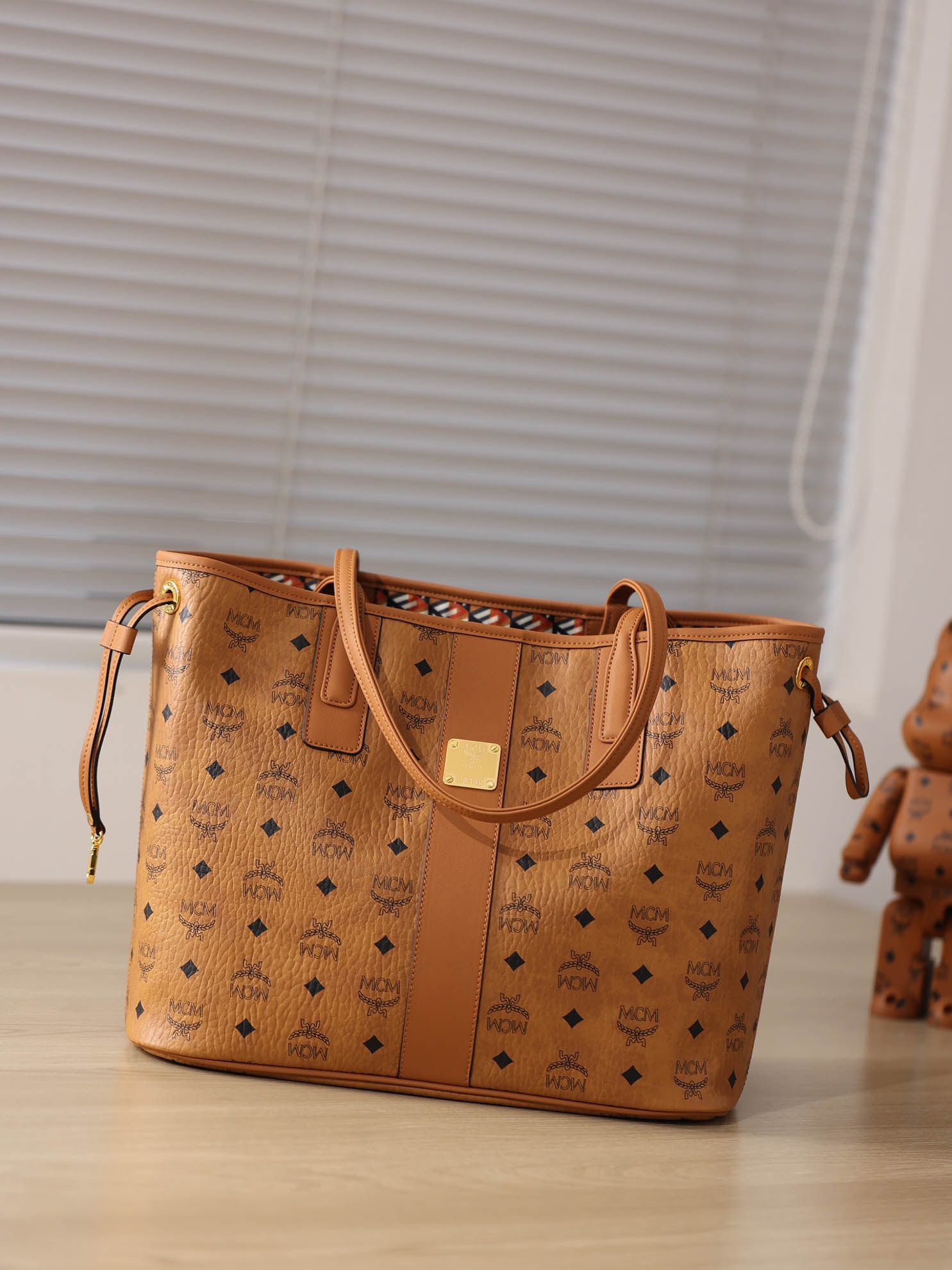 Túi MCM Reversible Liz Shopper in Visetos Cognac