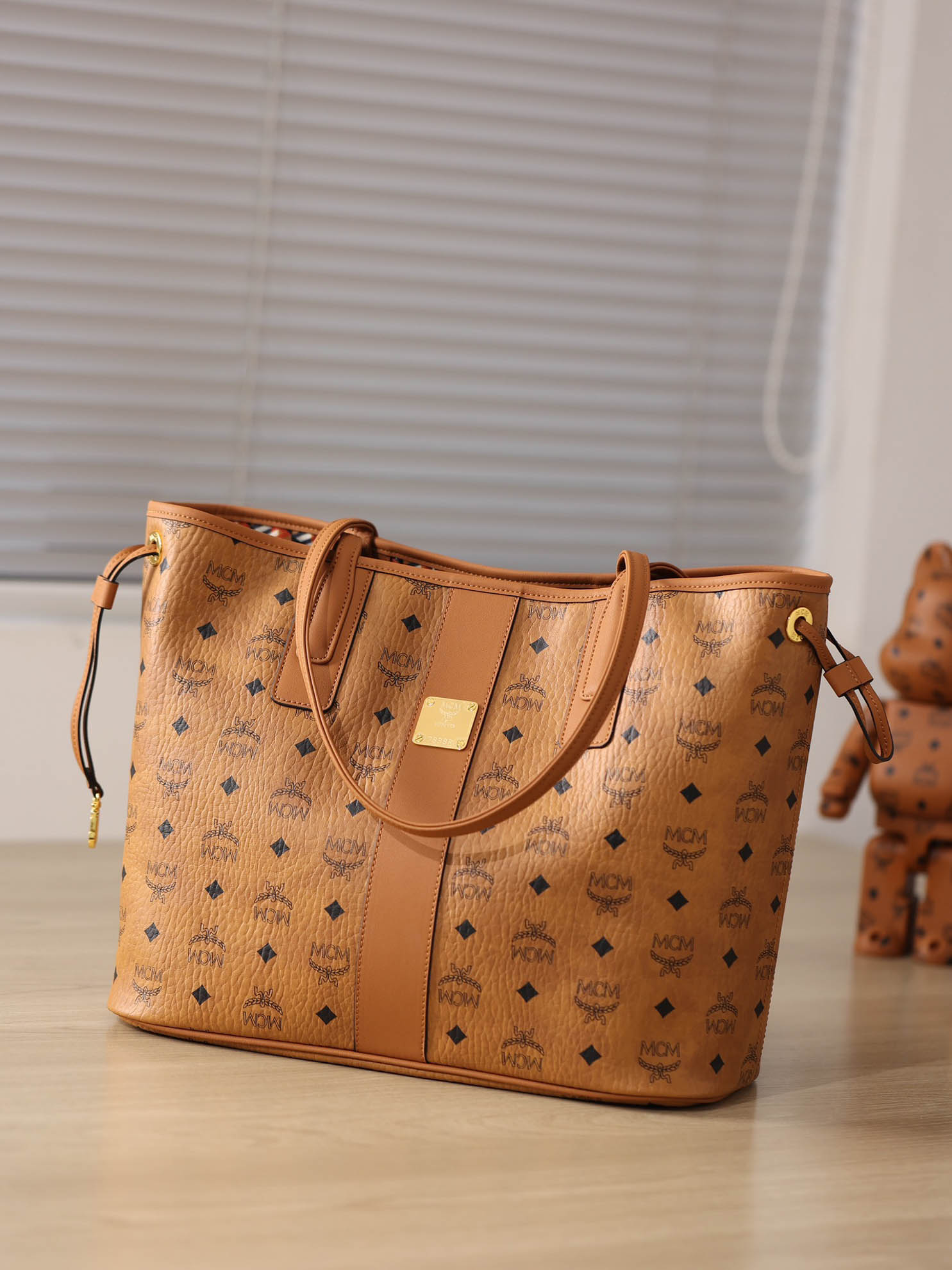 Túi MCM Reversible Liz Shopper in Visetos Cognac