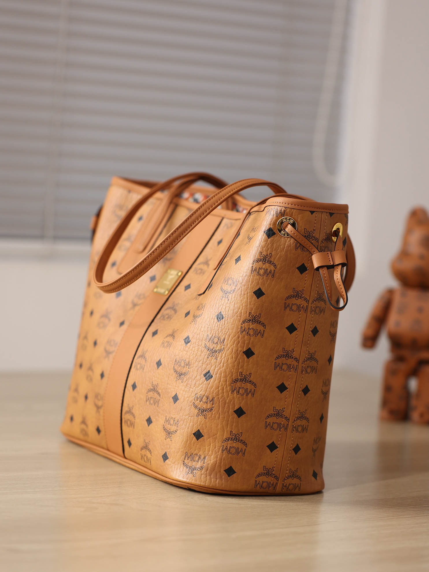 Túi MCM Reversible Liz Shopper in Visetos Cognac