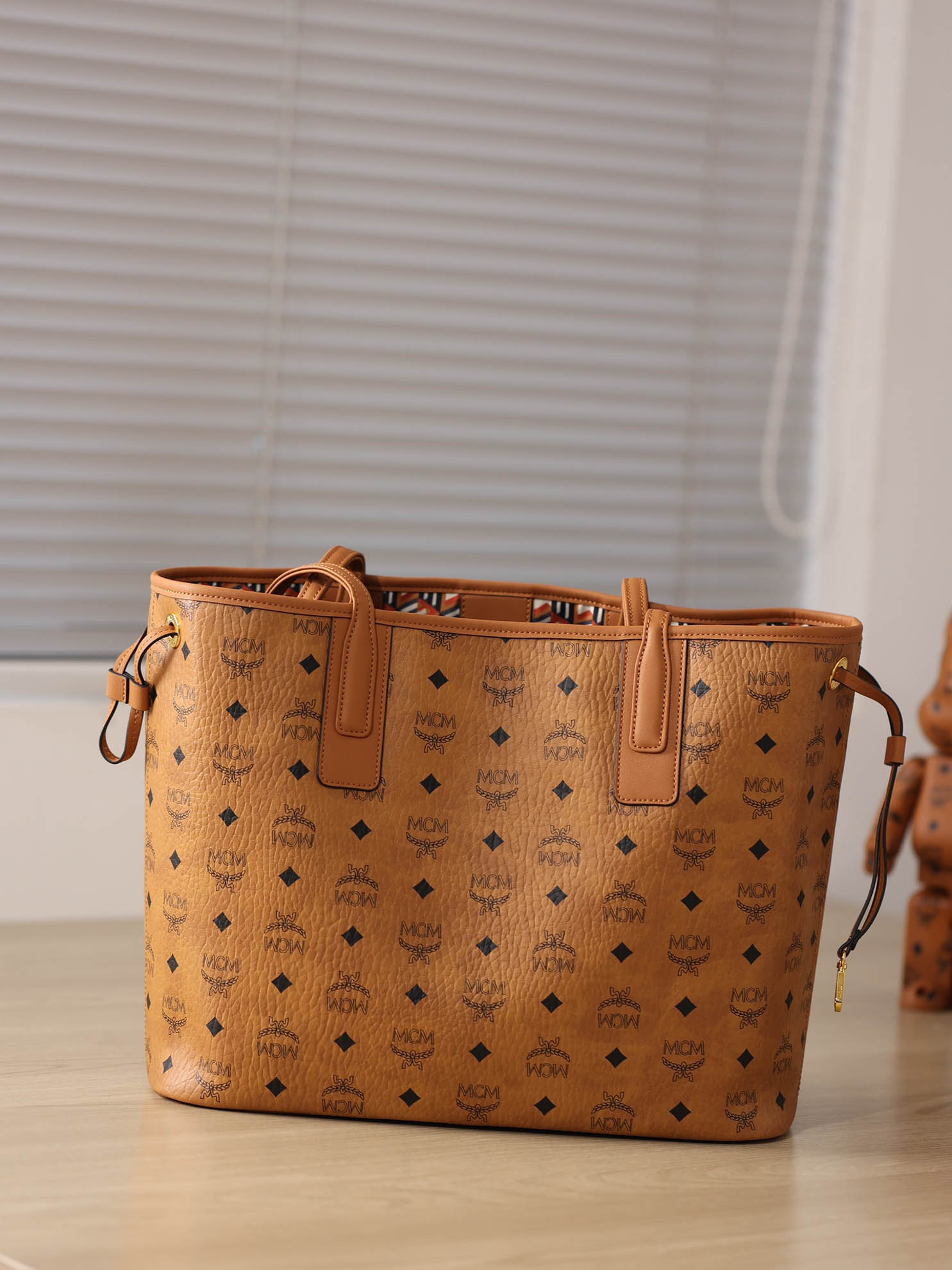 Túi MCM Reversible Liz Shopper in Visetos Cognac