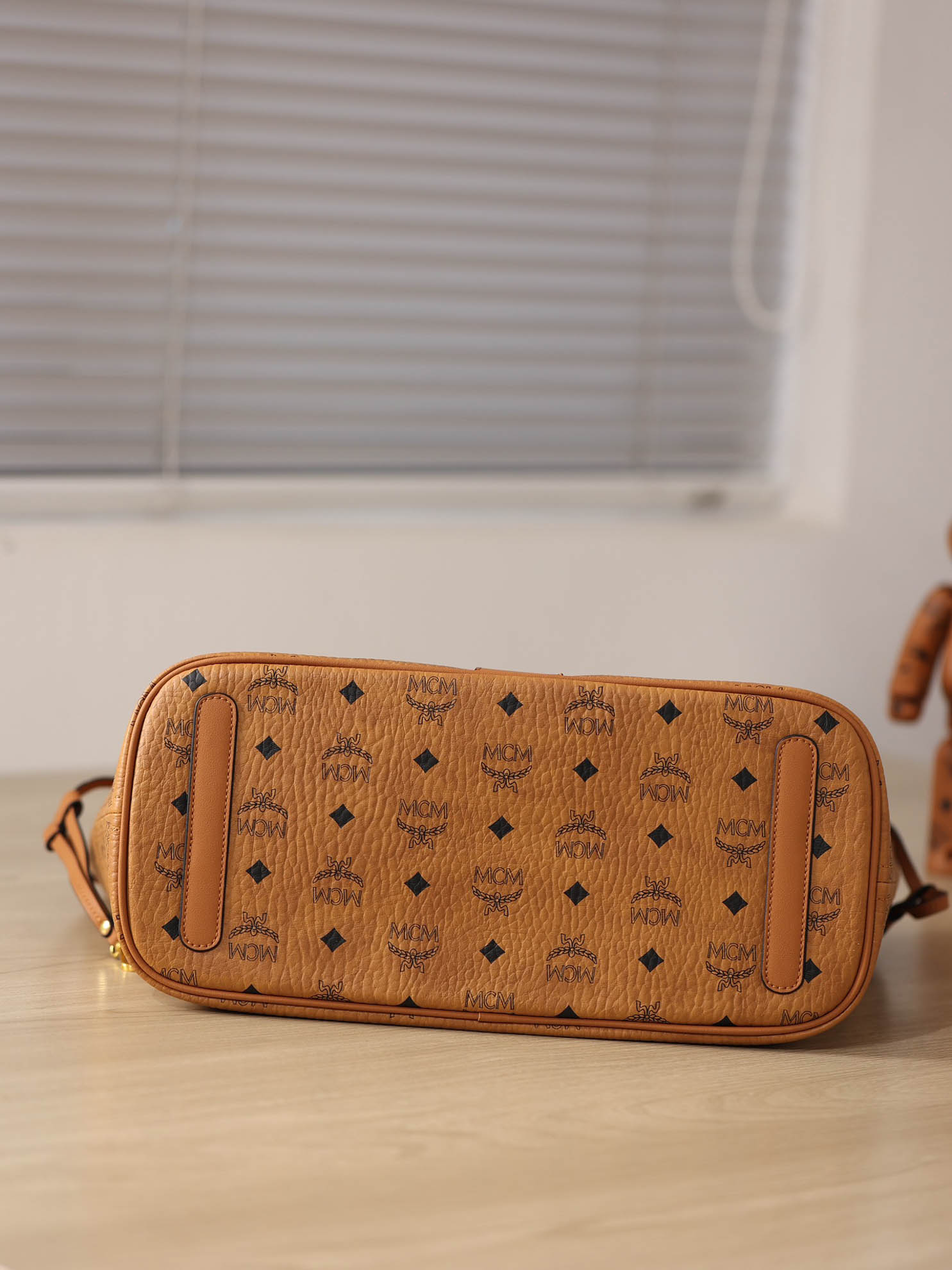 Túi MCM Reversible Liz Shopper in Visetos Cognac