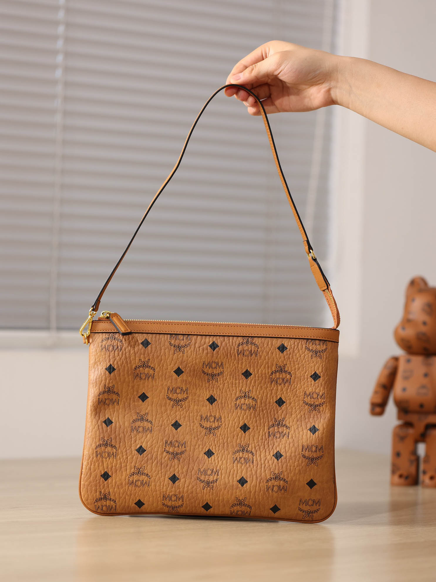 Túi MCM Reversible Liz Shopper in Visetos Cognac