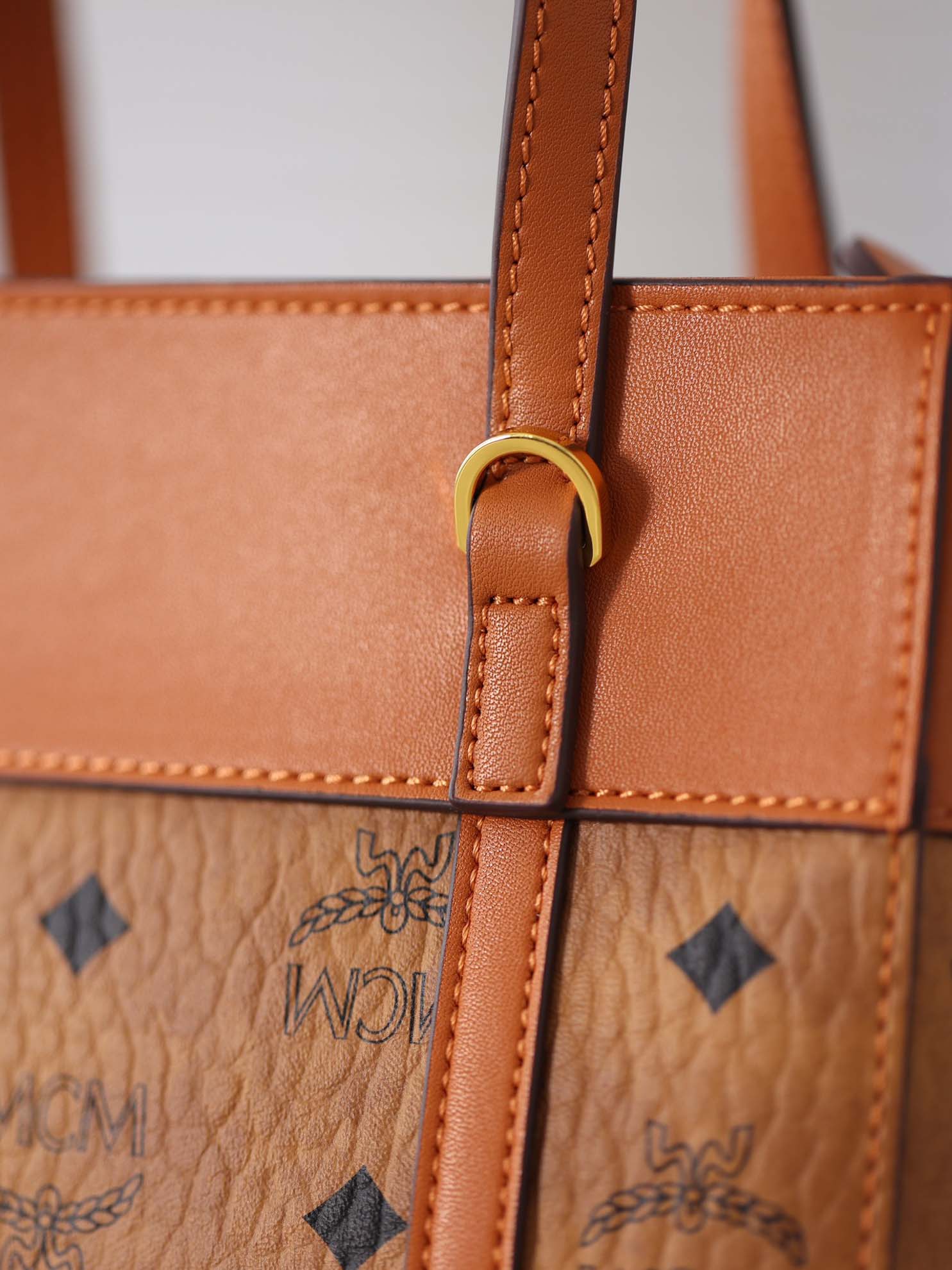 TÚI MCM Visetos Mini Aren Shopper Tote Cognac