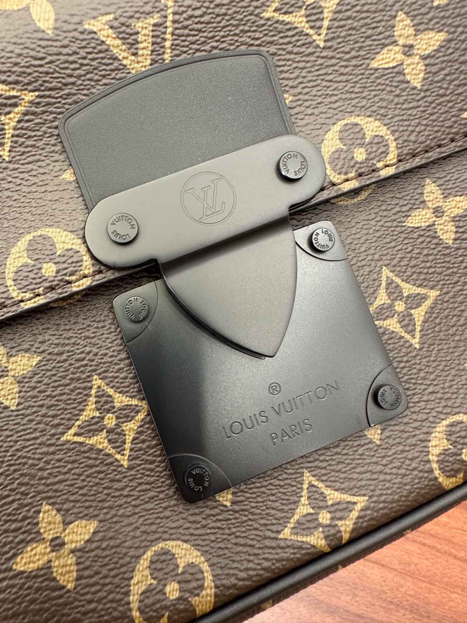 Túi S Lock Messenger Monogram Macassar