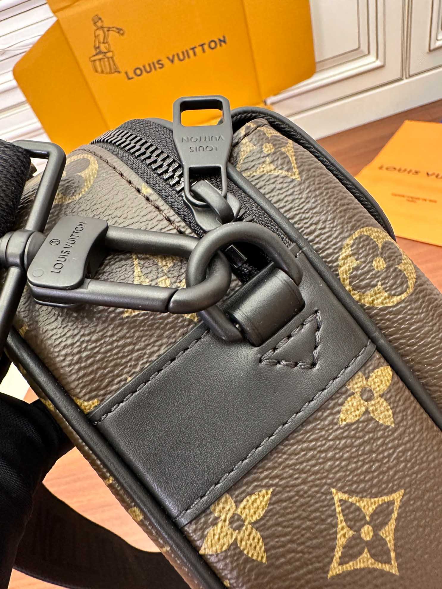 Túi S Lock Messenger Monogram Macassar