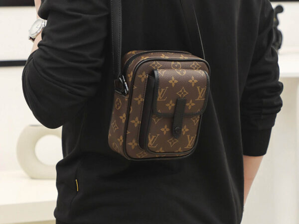Túi Xách Louis Vuitton Christopher Wearable Wallet