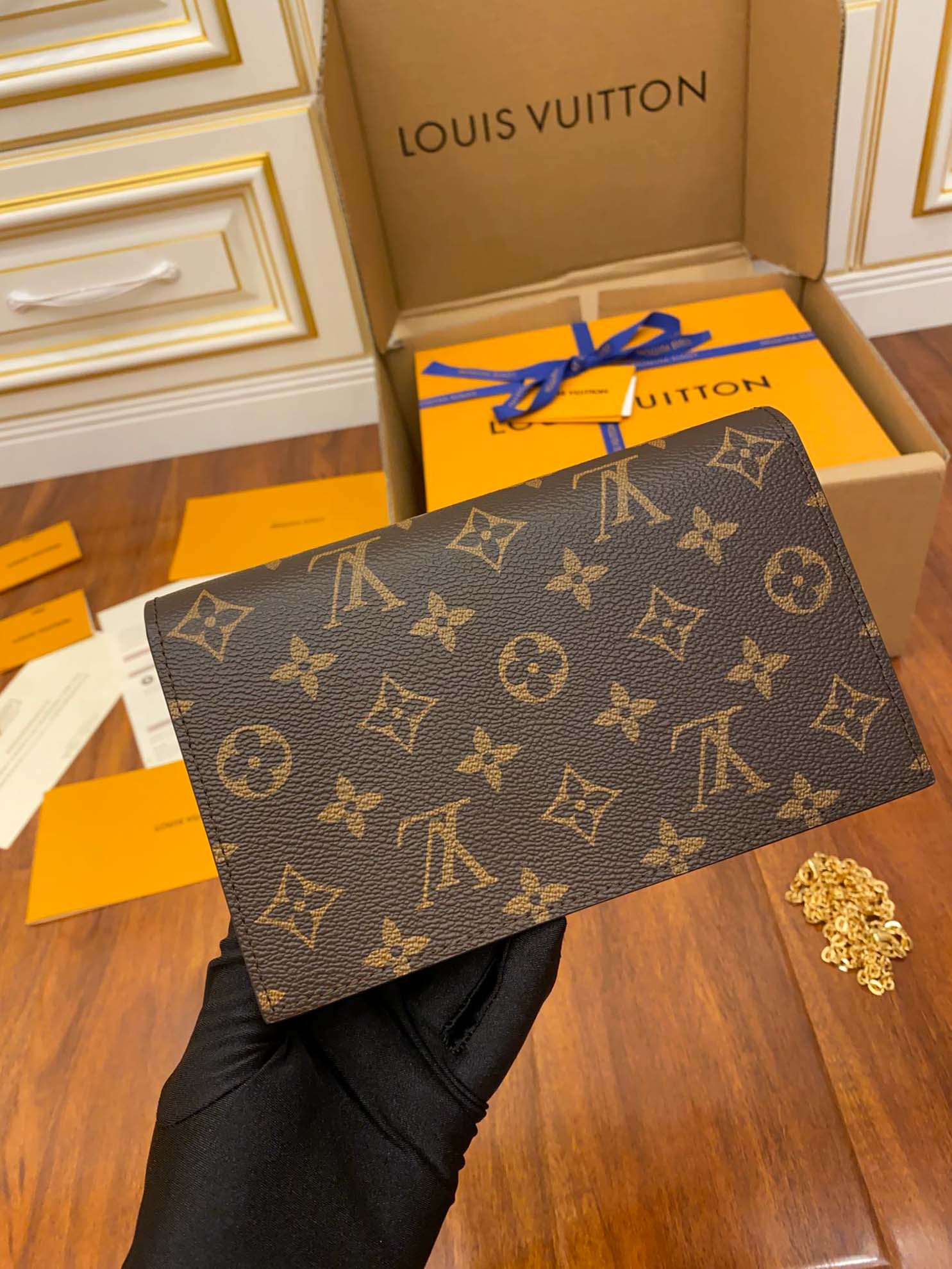 Túi Xách Louis Vuitton Flore Chain Wallet