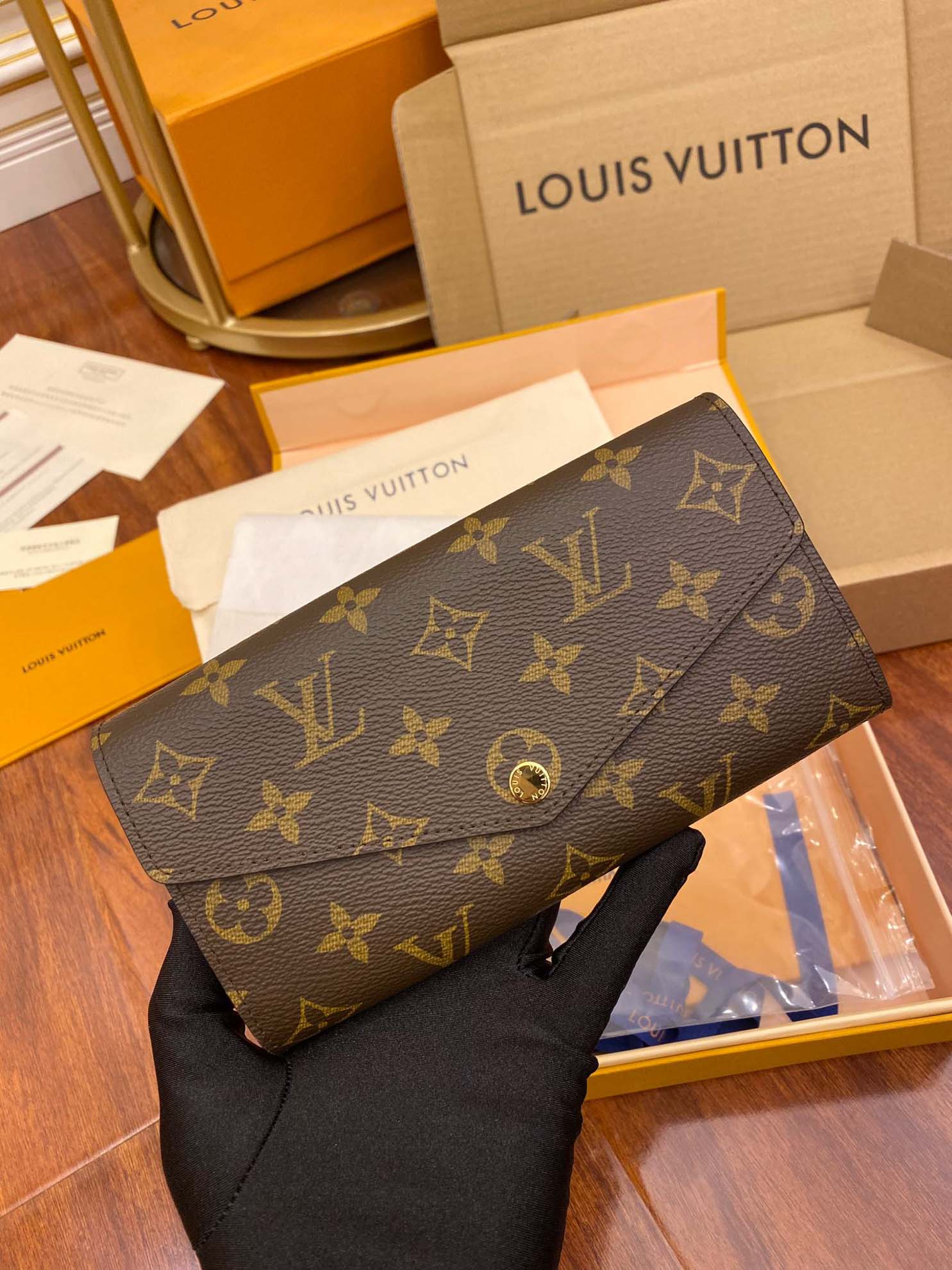 Ví Nữ Louis Vuitton Sarah Wallet