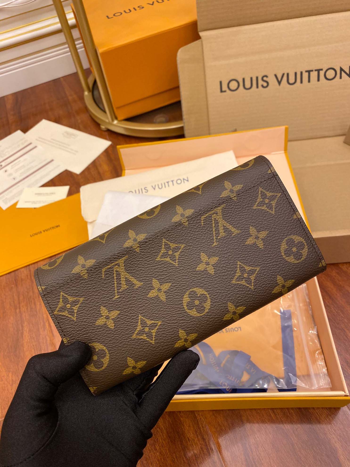 Ví Nữ Louis Vuitton Sarah Wallet