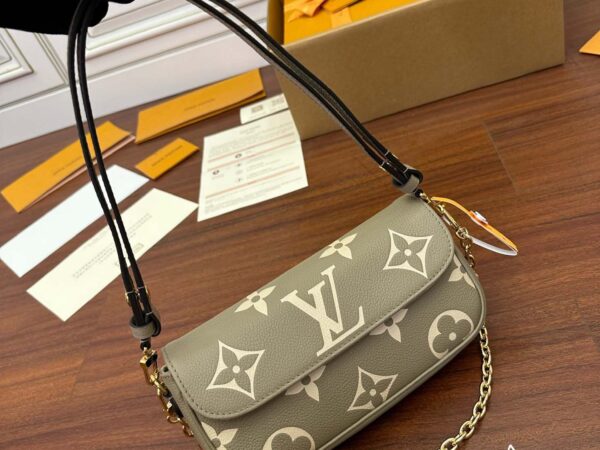 Wallet On Chain Ivy Bicolour Monogram Empreinte Leather