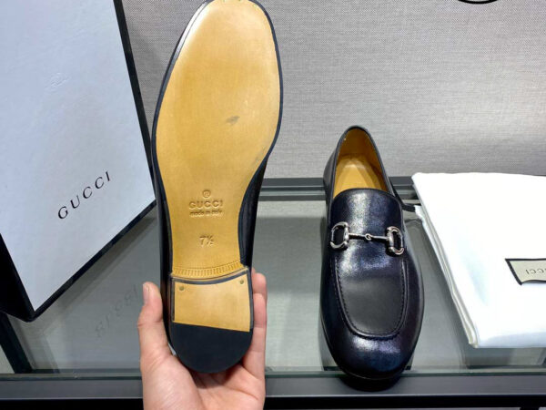 Giày Gucci Horsebit Loafer Leather Đen Da Nhăn Khóa Bạc Ngang