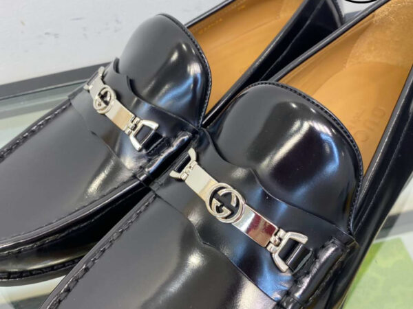 Giày Gucci Loafer Đen Da Bóng Logo Chữ Bạc