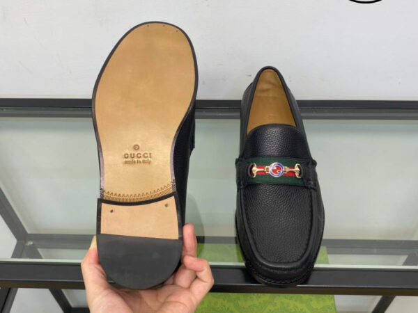 Giày Gucci Loafer Đen Da Sần Logo Chữ Xanh