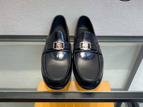 Giày Louis Vuitton Loafers X NBA Đen Da Bóng Khóa Vàng