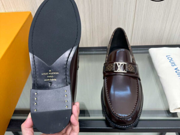 Giày lười Louis Vuitton Major Loafer Da Nâu Bóng Viền Monogram Khóa Bạc